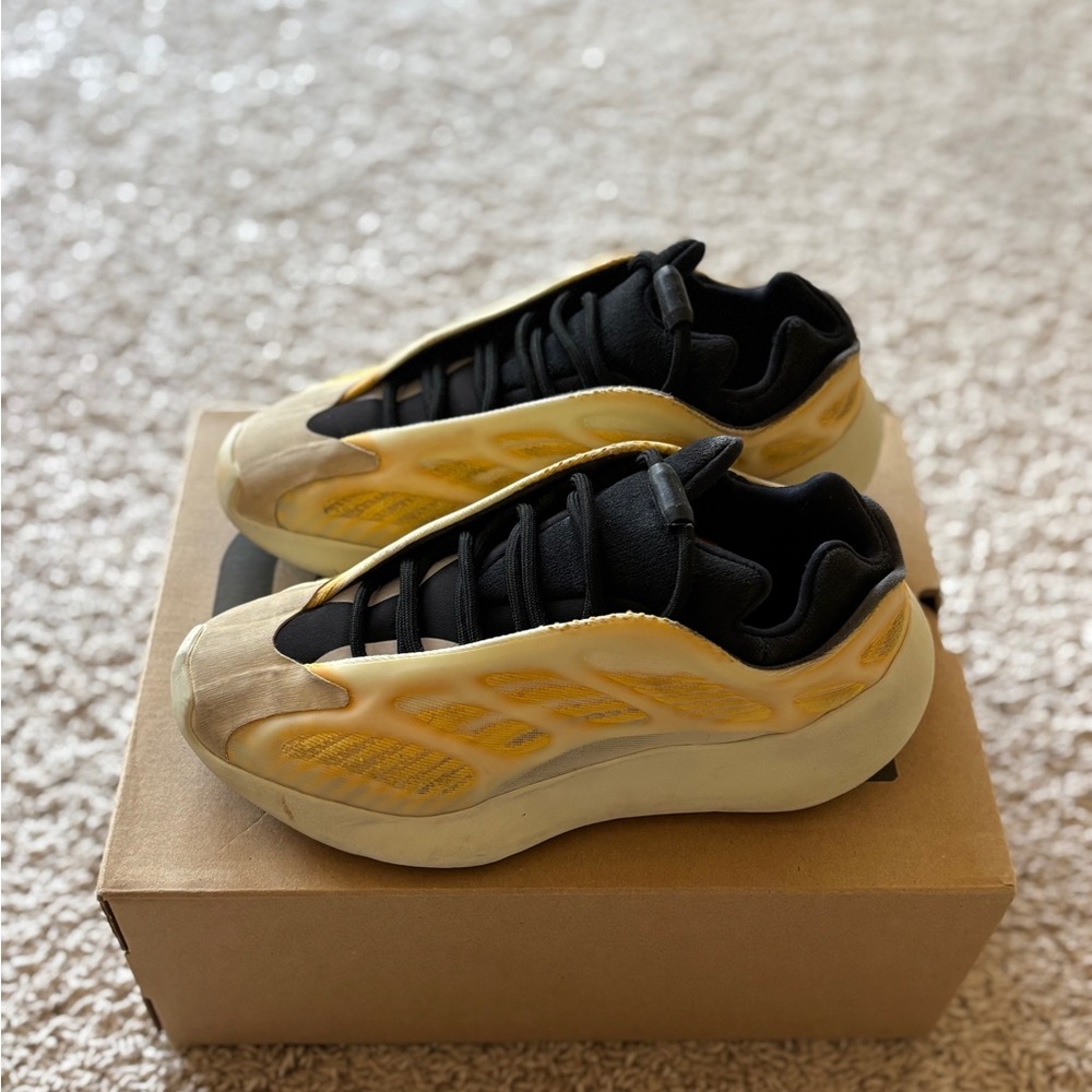 Adidas Yeezy 700 V3 Sneakers
